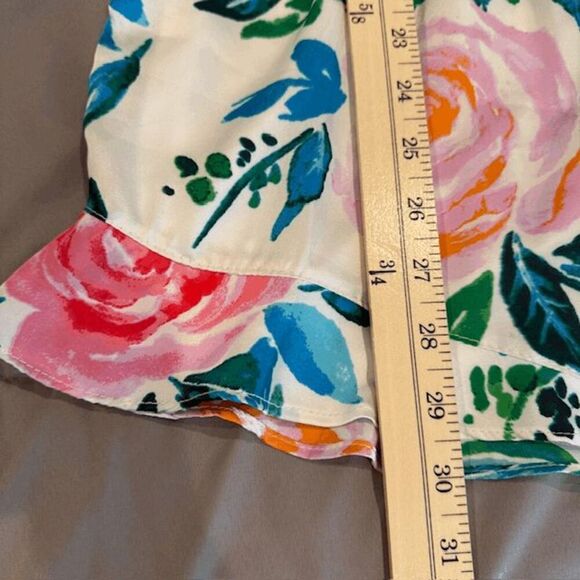 Everly Sleeveless Rose Floral Romper Ruffle Shorts White Wrap Front Size Large - Picture 9 of 10